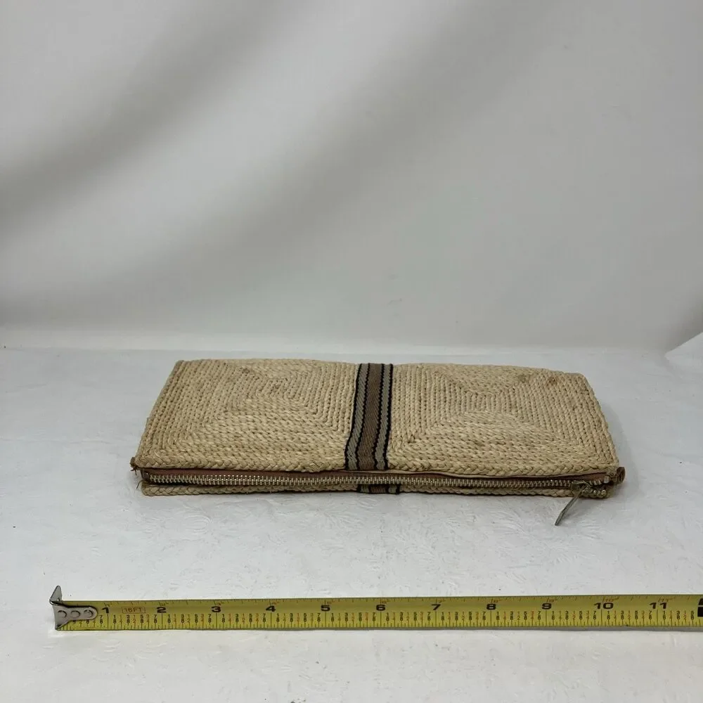 Vintage 70s Womens Hand Clutch Tan Woven Raffia Straw Retro Boho Chic Nature